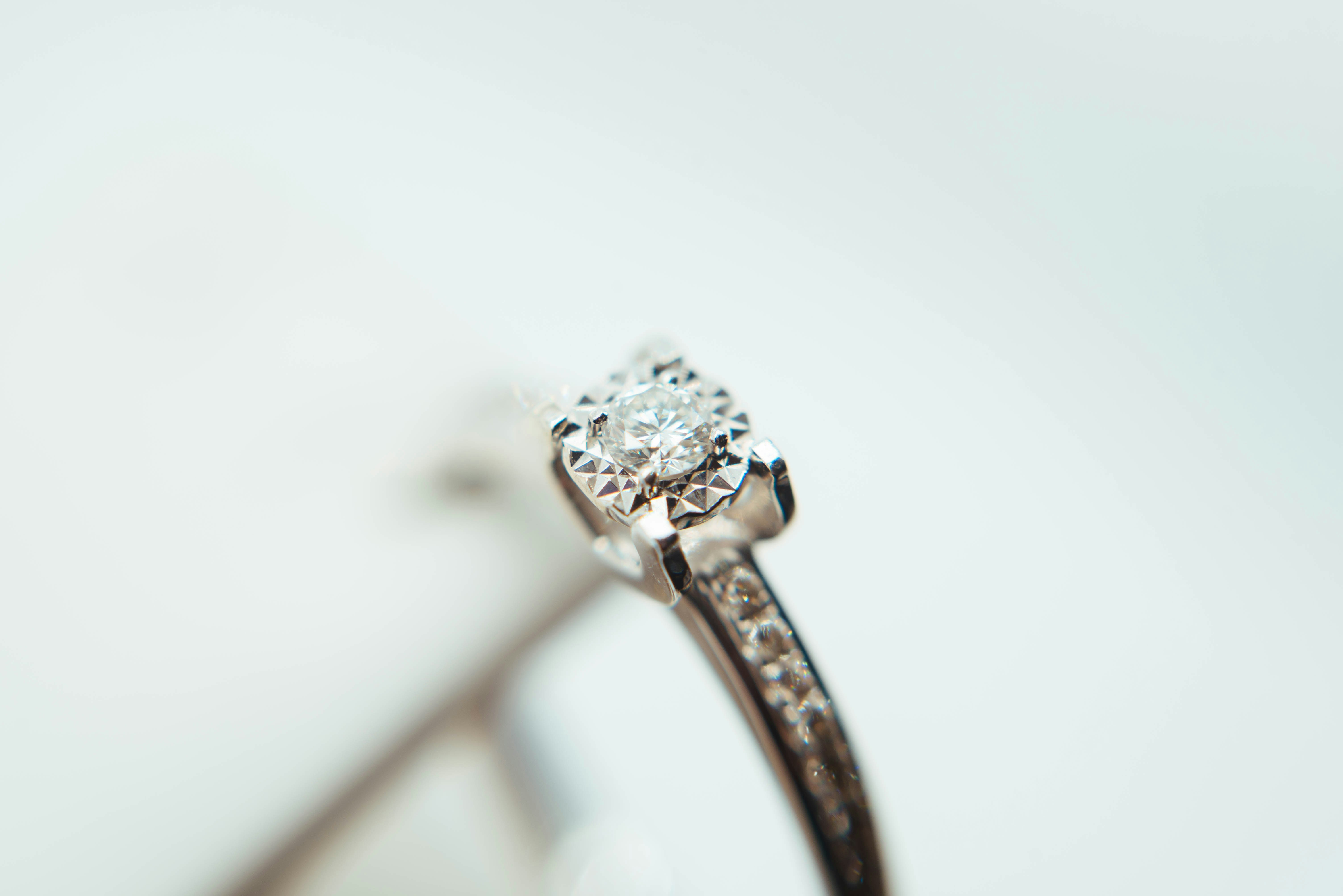 Choosing the Right Diamond Cut for Your Engagement Ring: A Complete Guide